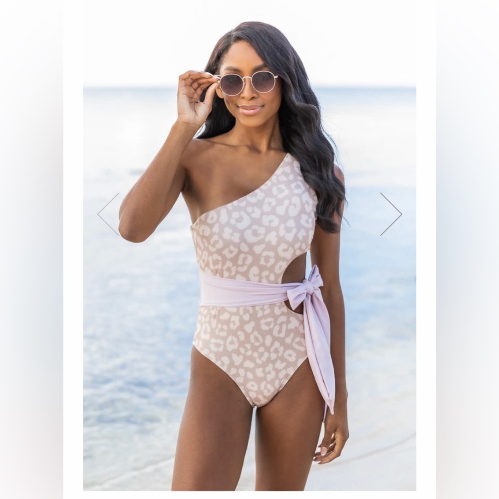One-piece cutout swimsuit - size medium